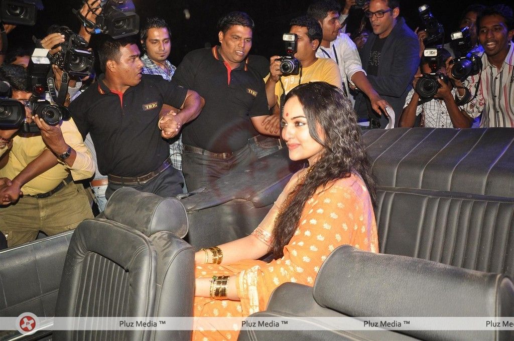 Sonakshi Sinha - Ranveer and Sonakshi at launch of movie 'Lootera' - Pictures | Picture 127091